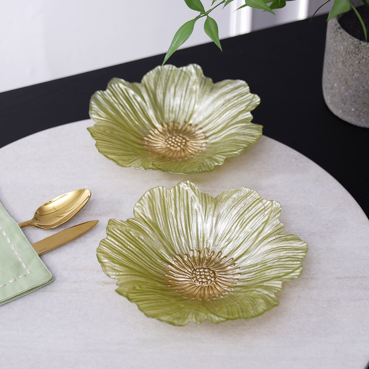 Glass serving clearance bowls with lids